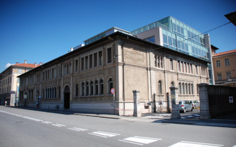 Rapina fuori da scuola in via Maj: sedicenne minacciato con un coltello, presi due minorenni