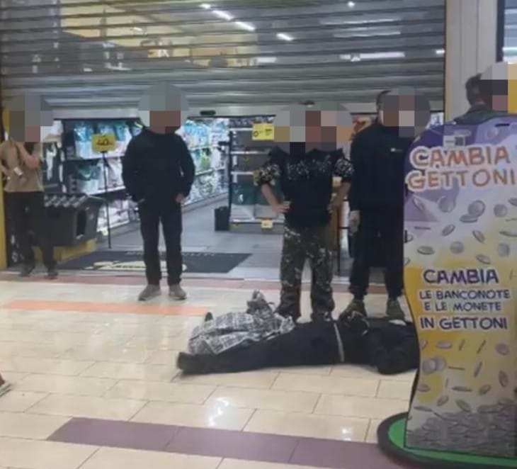 Rapinatore bloccato a terra dai clienti del centro commerciale VIDEO ESCLUSIVO