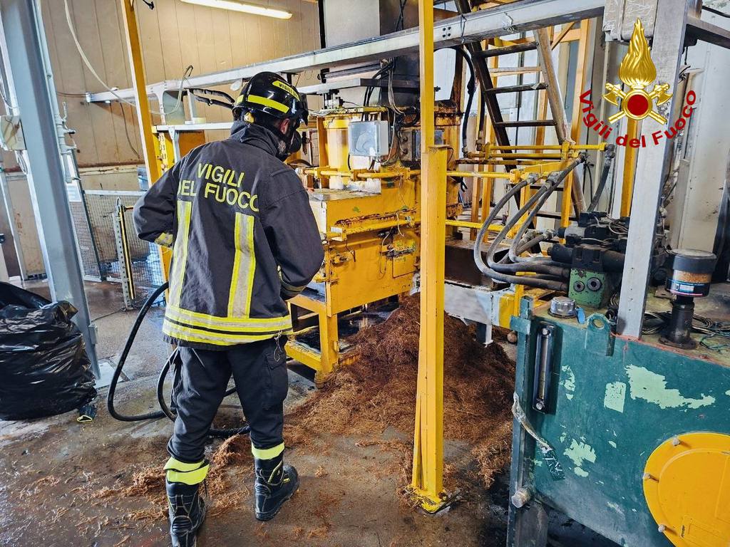 Resta incastrato nella pressa, operaio perde una mano