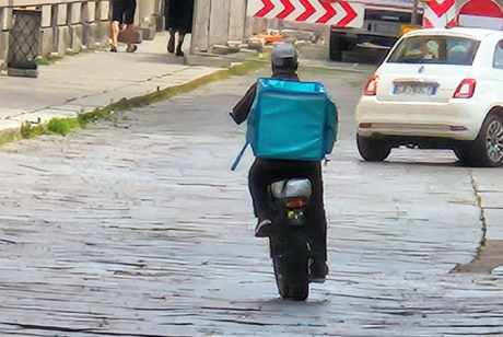 Rider pagati 2,50 euro a consegna: indagine su Foodinho-Glovo. Società sotto controllo giudiziario