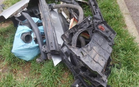 Rifiuti d’auto abbandonati: denunciato un uomo