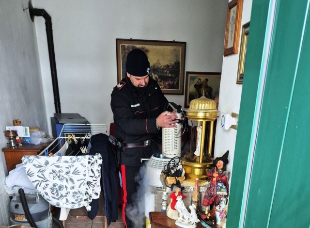 Rimane solo in casa durante la nevicata: i Carabinieri soccorrono un anziano con problemi di salute