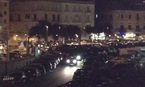 Rissa in Largo Paone, giovane armato di coltello minaccia un barista