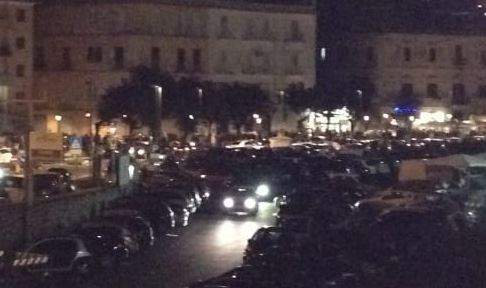 Rissa in Largo Paone, giovane armato di coltello minaccia un barista