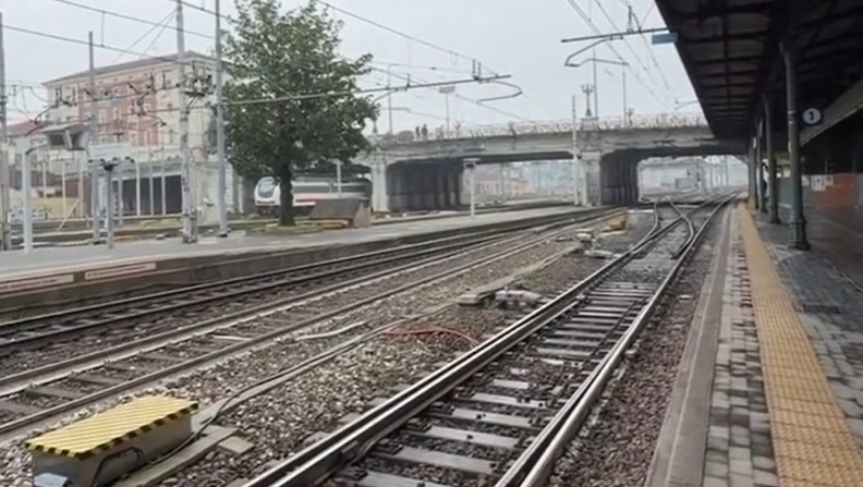Sabotaggi anarchici ai treni: ancora cavi tranciati a Bologna e altra rivendicazione