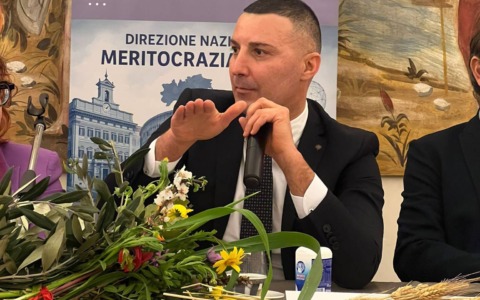 Sala congressi di Palazzo Viceconte a Matera piena e molti posti in piedi per la terza tappa del tour de “Il merito della democrazia” del Presidente di Meritocrazia Italia Walter Mauriello
