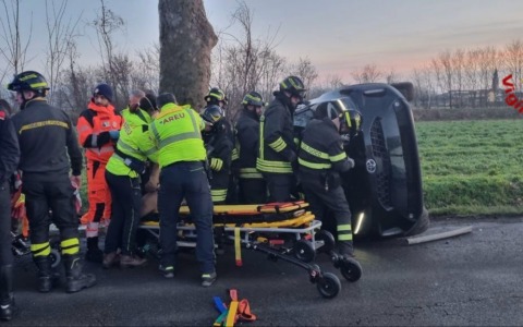 Schianto sulla Provinciale 234: auto ribaltata e due feriti trasportati in ospedale