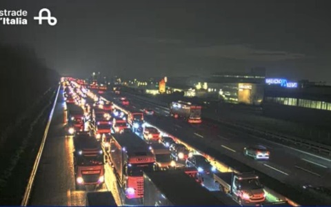 Scontro tra auto in A4, una si ribalta: nove feriti in ospedale