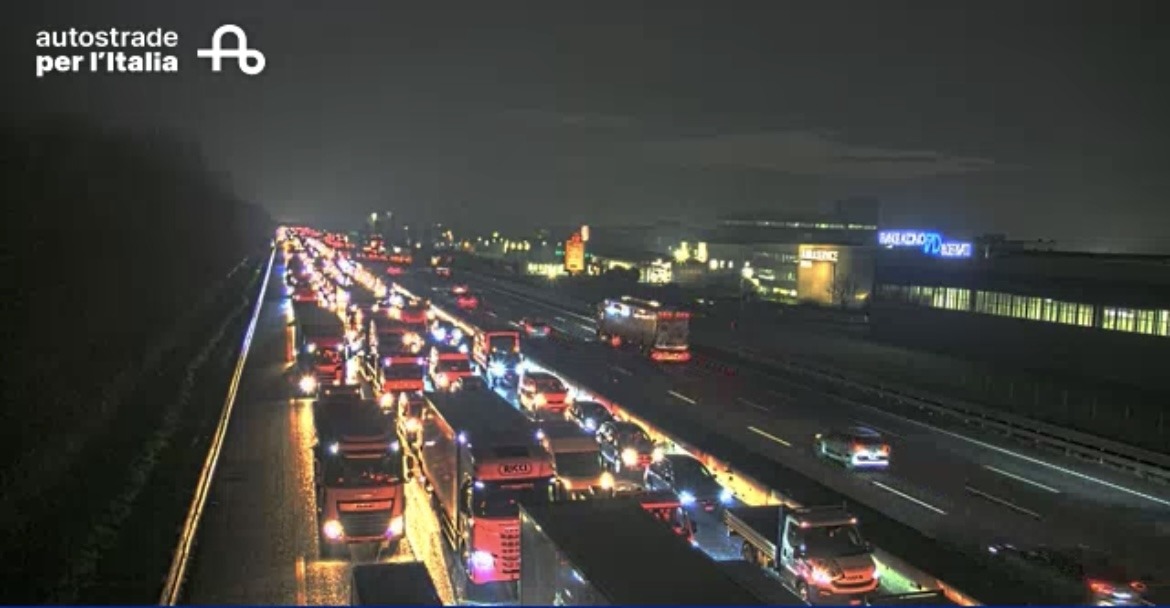 Scontro tra auto in A4, una si ribalta: nove feriti in ospedale