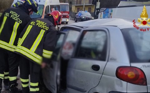 Scontro tra un’auto e un bus, muore un 33enne