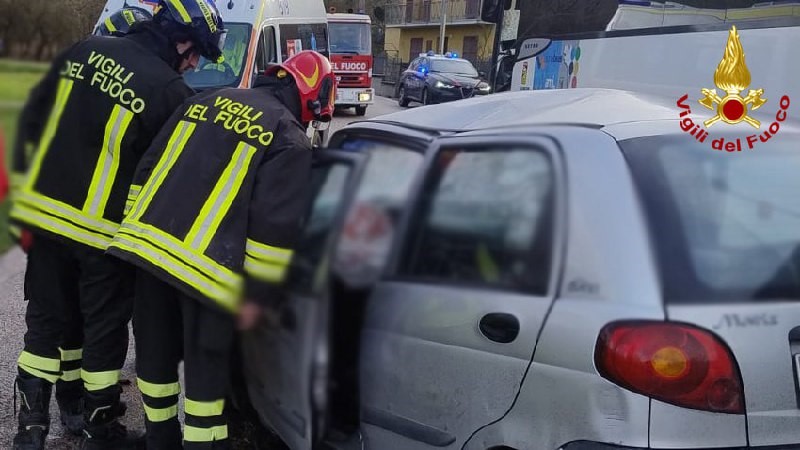 Scontro tra un’auto e un bus, muore un 33enne