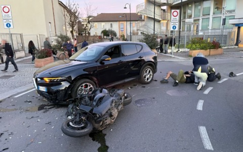 Scooter fugge all’alt, poi l’inseguimento e lo schianto contro un’auto: il 22enne alla guida aveva cocaina e hashish