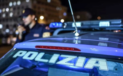 Sequestrata in casa e minacciata con una spranga: paura ad Arezzo