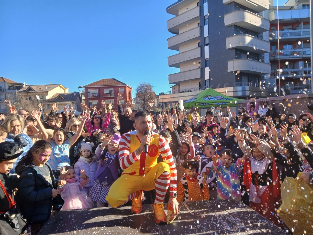 Settimo, duemila persone al Carnevale dei bambini: piazza Campidoglio piena di colori e allegria
