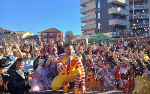 Settimo, duemila persone al Carnevale dei bambini: piazza Campidoglio piena di colori e allegria