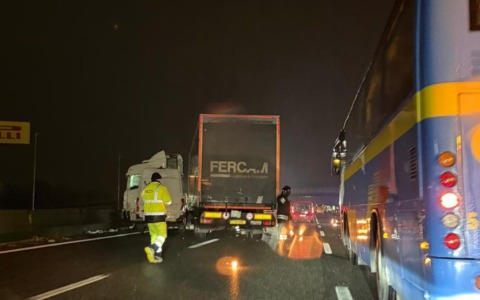 Settimo Torinese, maxi incidente in A4: traffico bloccato e lunghe code