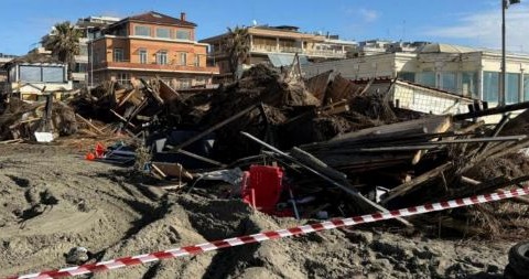 Sgombero allo stabilimento Village di Ostia, demolite una cinquantina di cabine