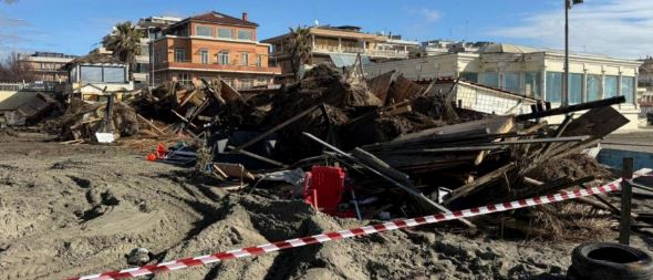 Sgombero allo stabilimento Village di Ostia, demolite una cinquantina di cabine