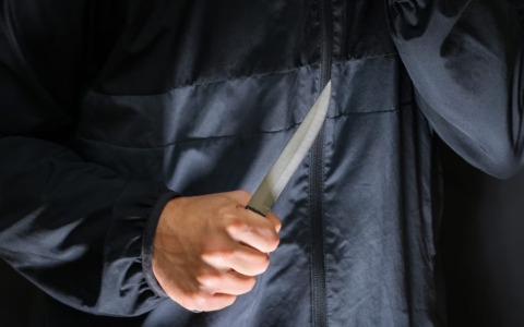 Si punta il pugnale al petto, attimi di terrore a Calusco: salvato dai carabinieri con il taser