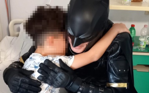Si trasforma in Batman per portare un sorriso ai bambini in ospedale