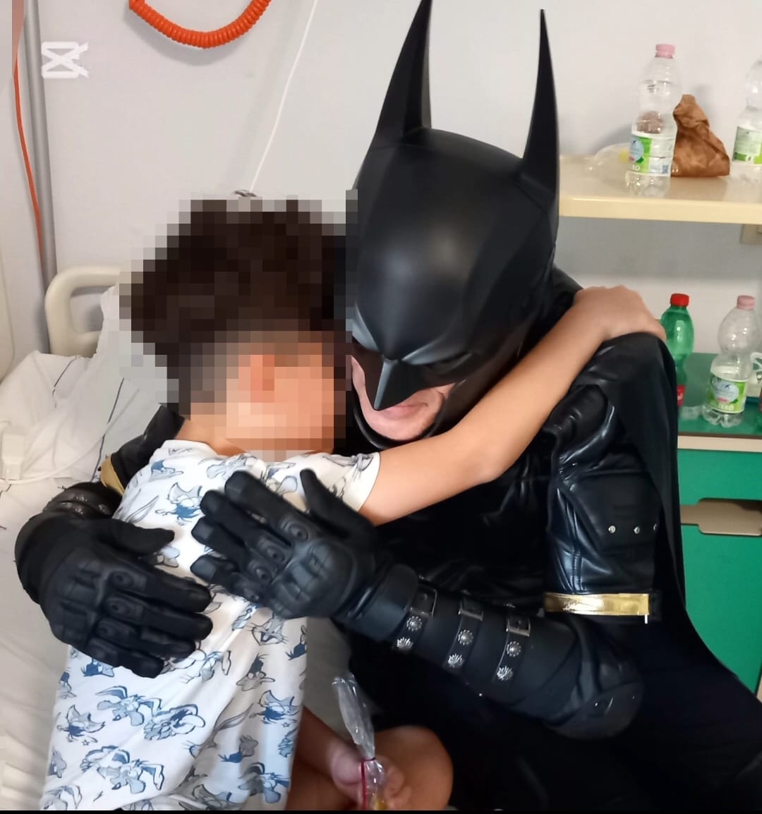 Si trasforma in Batman per portare un sorriso ai bambini in ospedale