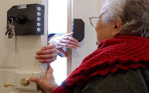 “Signora, dobbiamo controllare i suoi gioielli”: attenzione alla truffa dei falsi carabinieri