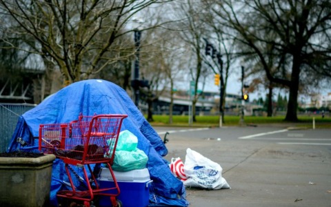 Situazione critica in via Baracca: senzatetto respinge assistenza, comunità divisa tra solidarietà e disagio