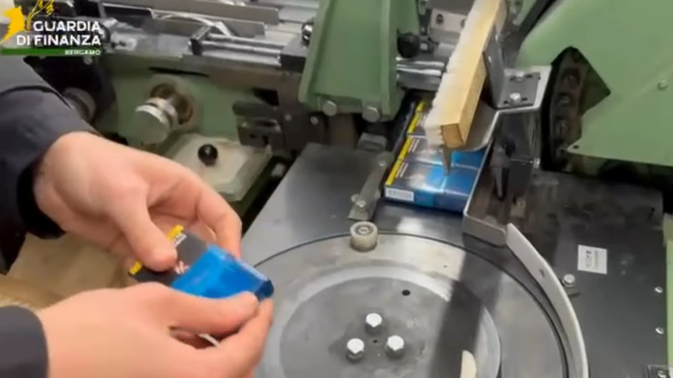 Smantellata una fabbrica abusiva per il contrabbando: sequestrati 530mila pacchetti di sigarette