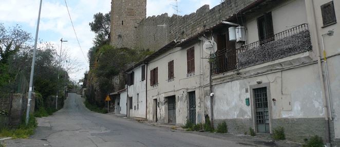 Sorprende i ladri a rubare in casa e loro le chiedono scusa