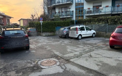 Sosta selvaggia e auto veloci: “Adesso basta”