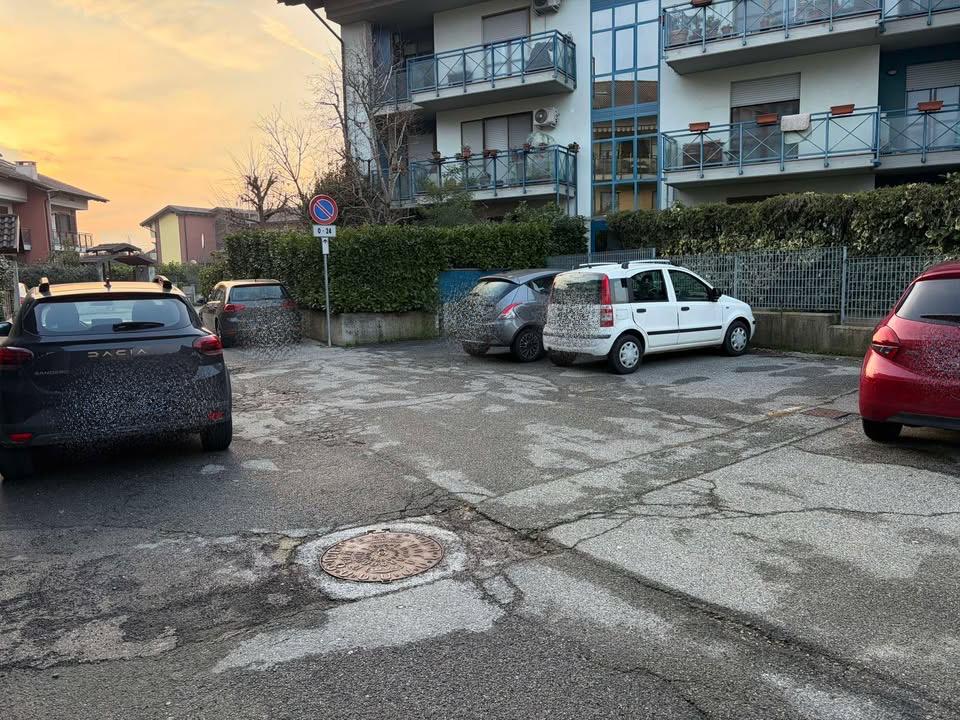 Sosta selvaggia e auto veloci: “Adesso basta”
