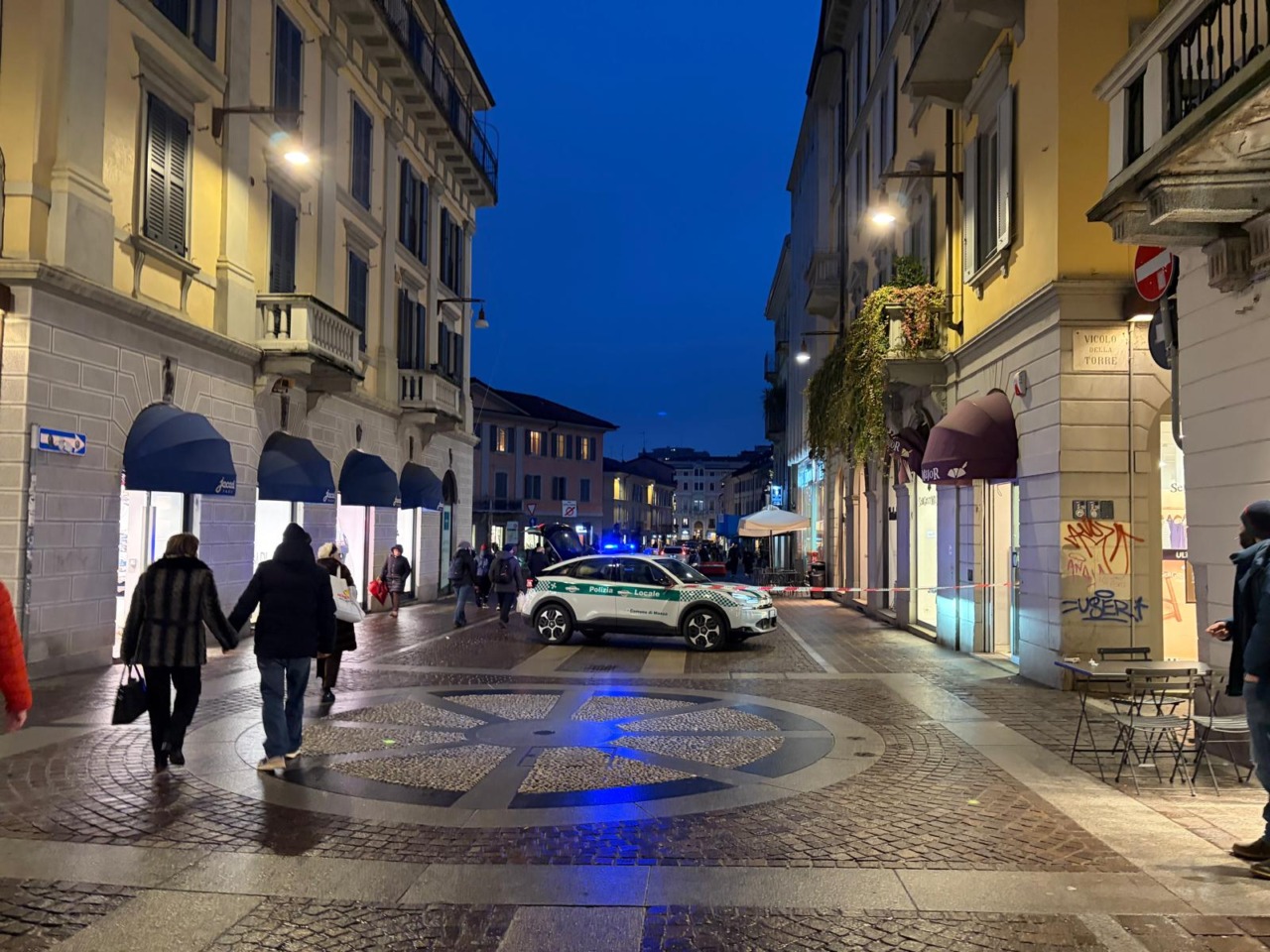 Sostanza scivolosa si riversa in centro, strada transennata dalla Polizia locale