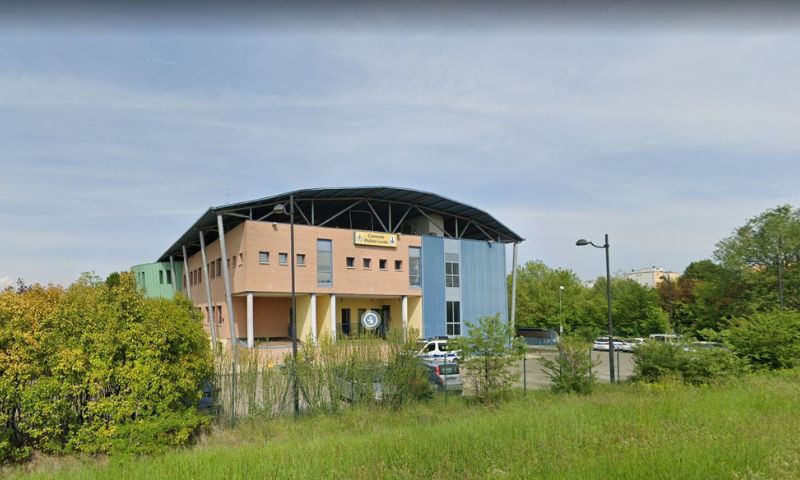 Spaccia nei pressi di alcuni Istituti scolastici