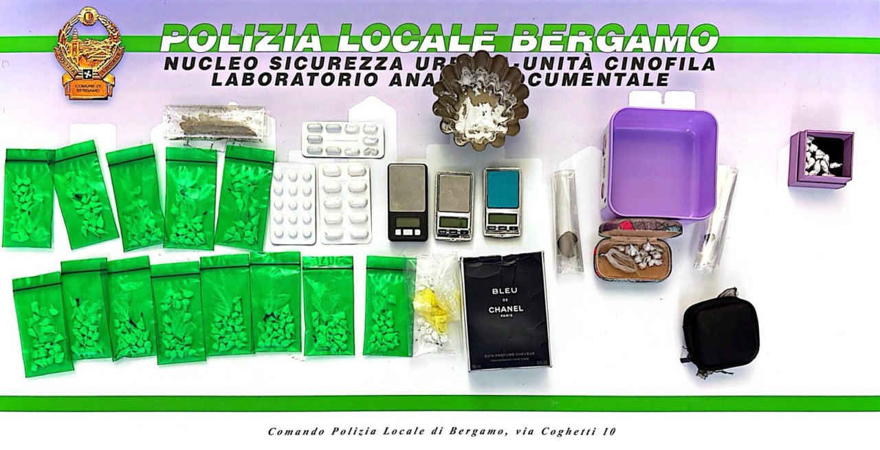 Spaccio di crack in pieno centro a Bergamo, davanti al Donizetti: due arresti, sequestrate più di 300 dosi