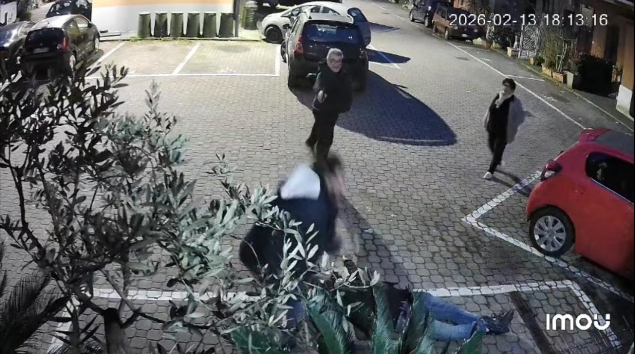 Sparatoria in corte, indagata anche la moglie che incitava il marito: scatta il divieto di dimora a Brugherio