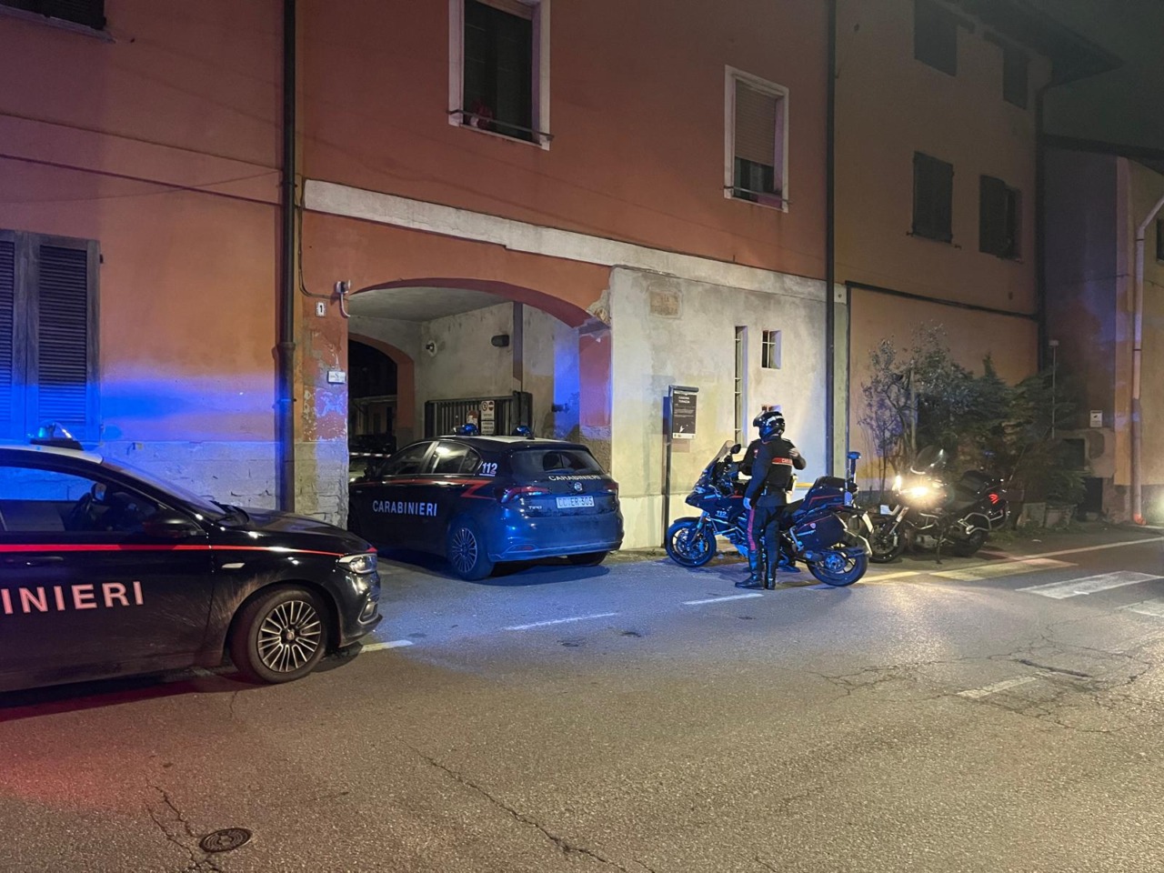 Sparatoria in una corte: bossoli a terra e feriti portati in Pronto soccorso