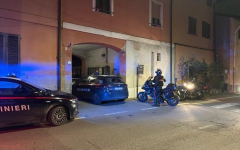 Sparatoria in una corte: bossoli a terra e feriti portati in Pronto soccorso