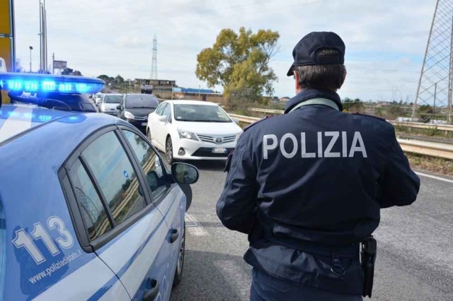 Speronano la Polizia e fuggono nei campi: notte di paura sull’A1