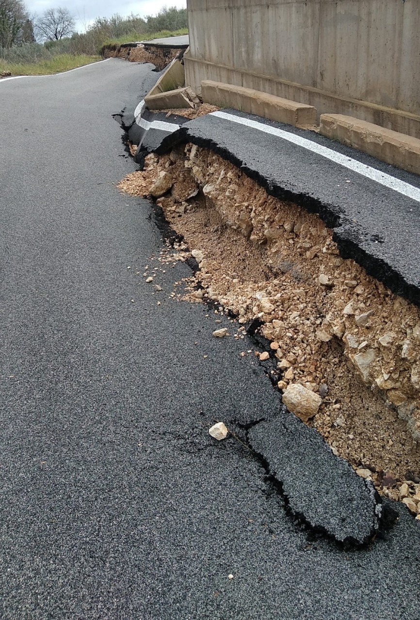 Sprofonda la strada in via Famelica