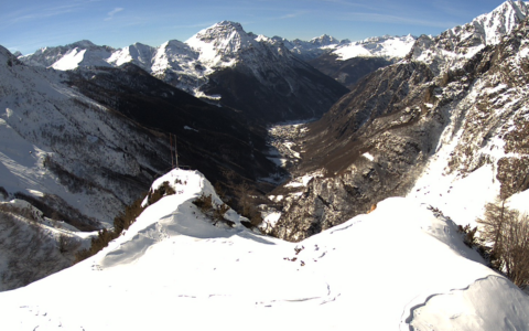 Raffiche di vento a 110 Km orari sulle Orobie: occhio agli accumuli e al pericolo valanghe