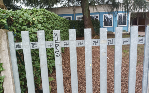 Svastiche naziste sulla cancellata della scuola media