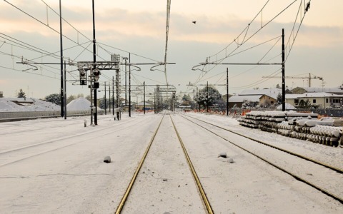 Svizzera, valanga travolge treno e lo fa deragliare: feriti e linea ferroviaria interrotta nel Vallese