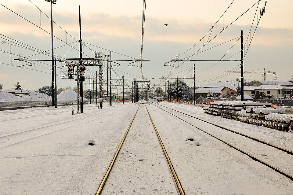 Svizzera, valanga travolge treno e lo fa deragliare: feriti e linea ferroviaria interrotta nel Vallese
