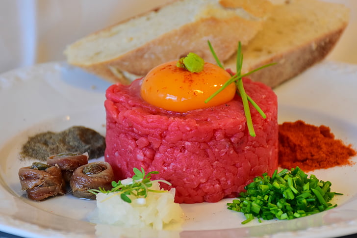 Tartare di bovino a rischio listeria: prodotti e lotti ritirati dai supermercati