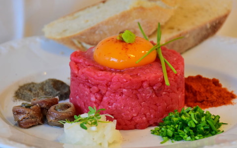 Tartare di scottona a rischio listeria: prodotto, lotti e supermercati interessati