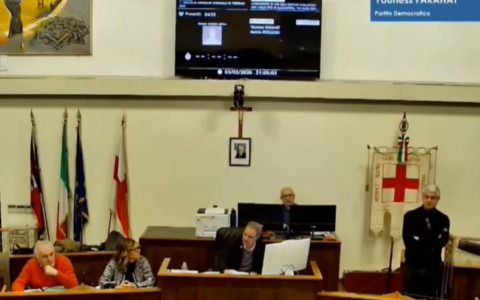 Tensione alle stelle in consiglio comunale ad Alessandria, l’opposizione prima non vota e poi esce