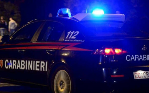 Tenta di buttarsi sotto le auto, poi picchia i carabinieri: arrestato un trentenne ad Azzano