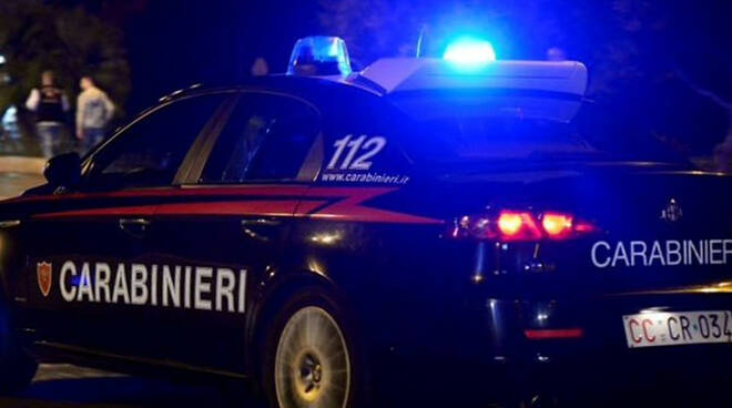 Tenta di buttarsi sotto le auto, poi picchia i carabinieri: arrestato un trentenne ad Azzano