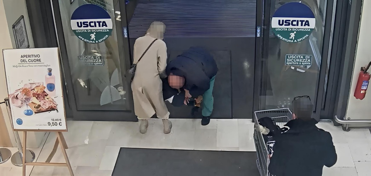 Tenta di rapire una bambina di un anno fuori dal supermercato e le rompe il femore