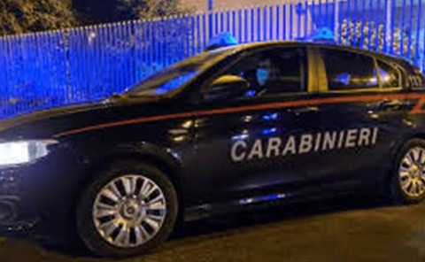 Tenta di uccidere il padre con una corda al collo, arrestato